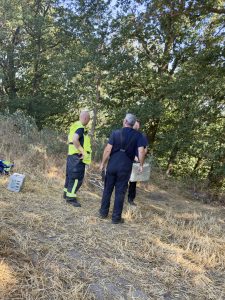 Einsatzleiter der Feuerwehr Kranenburg im Austausch mit Mitarbeitern des Kampfmittelräumdienstes an der Einsatzstelle. Gemeinsam wird das weitere Vorgehen nach dem Fund eines Kampfmittels aus dem Zweiten Weltkrieg abgestimmt.