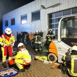 Feuerwehr und Rettungsdienst arbeiten bei der Jahres?bung in N?tterden gemeinsam an der Rettung einer unter einem Gabelstapler eingeklemmten ?bungspuppe.
