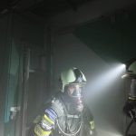 Ein Atemschutztrupp in der vernebelten Halle: Bei der Jahres?bung der Feuerwehr Kranenburg wurde die Suche nach vermissten Personen unter eingeschr?nkter Sicht ge?bt.