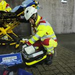 Eine Einsatzkraft des Rettungsdienstes bereitet Material f?r die Versorgung vor. Auszubildende des Rettungsdienstes des Kreises Kleve nutzten die gemeinsame ?bung f?r praktische Erfahrungen.