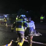 Eine Feuerwehrkraft begleitet eine als betroffen dargestellte Person aus dem ?bungsbereich. Insgesamt wirkten 15 Mitglieder der Jugendfeuerwehr als Mimen mit.